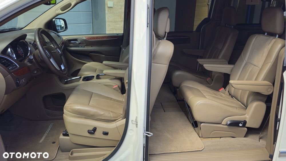 Chrysler Town & Country 3.6 Limited - 16