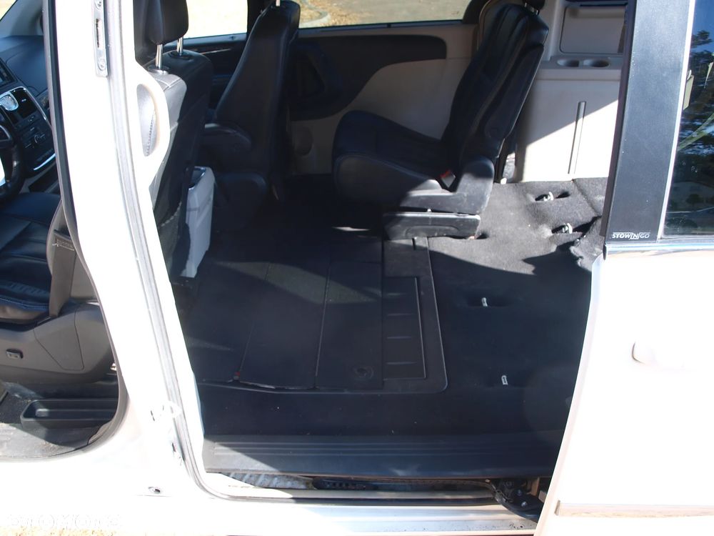 Chrysler Town & Country - 26