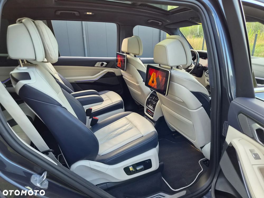 BMW X7 - 7