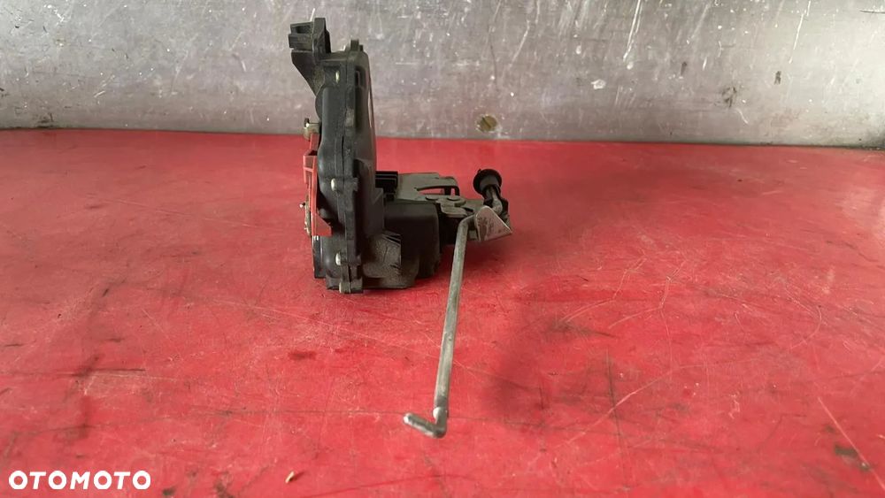 ZAMEK DRZWI PRAWY PRZÓD AUDI A4 B7 - 4