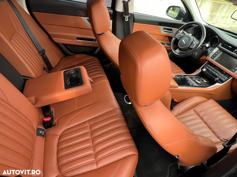 Jaguar XF 20d AWD Portfolio - 5