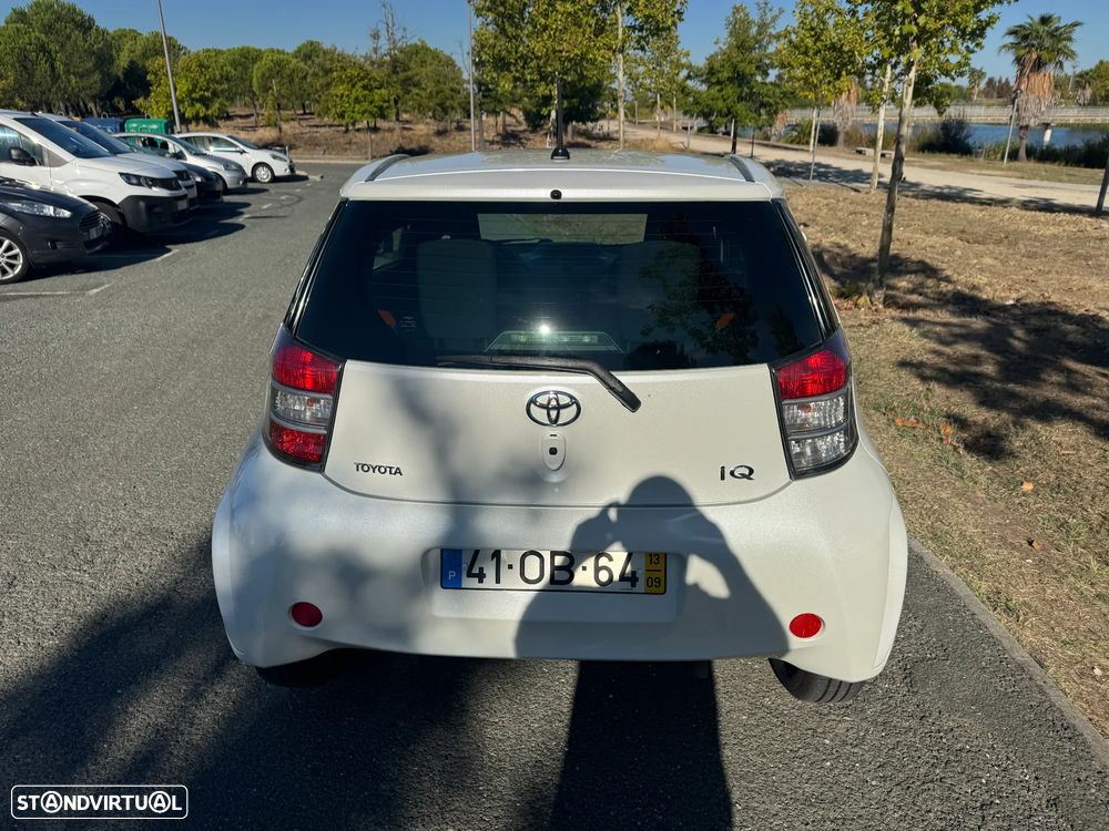 Toyota iQ - 8