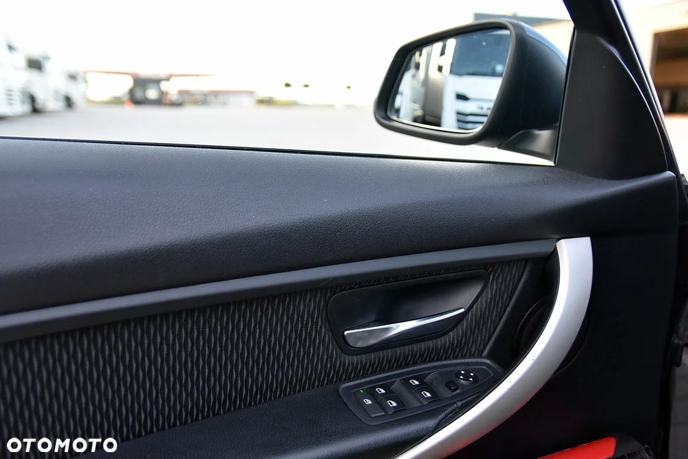 BMW Seria 3 320d - 29