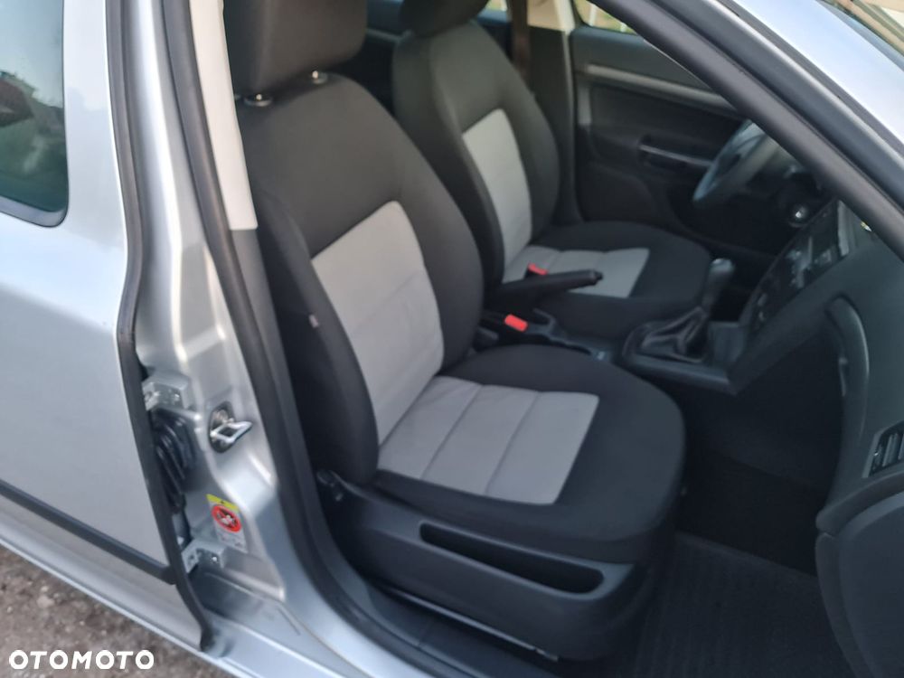 Skoda Octavia 1.6 Ambiente - 11