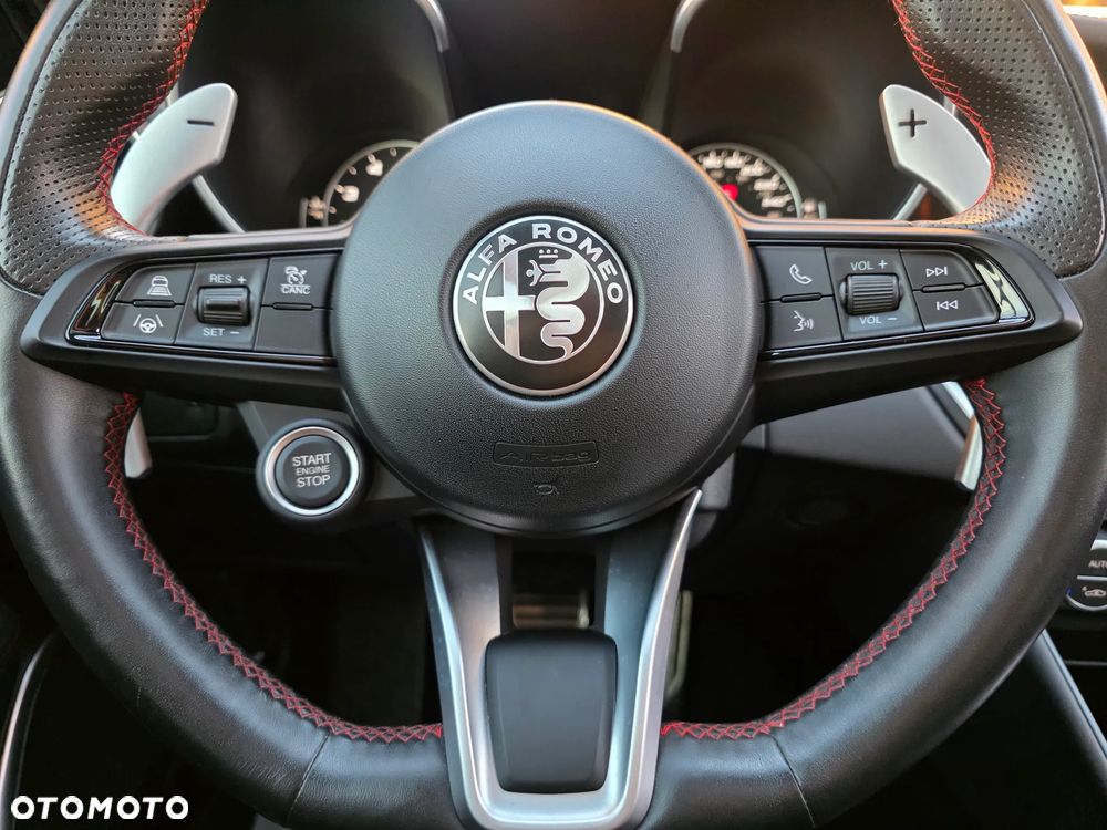 Alfa Romeo Giulia 2.0 Turbo 16V AT8-Q4 Estrema - 24
