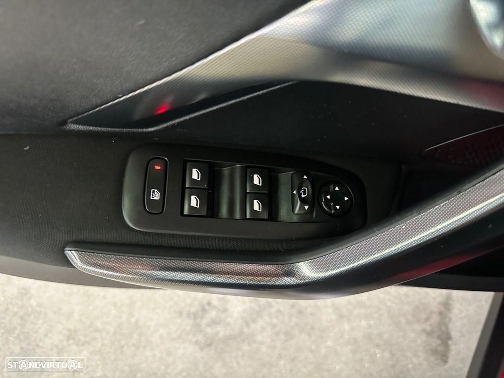 Peugeot 2008 1.2 PureTech Allure - 11