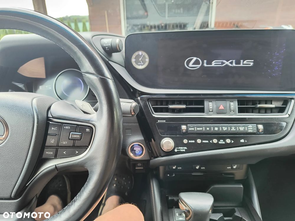 Lexus ES 300h Business Edition + - 17
