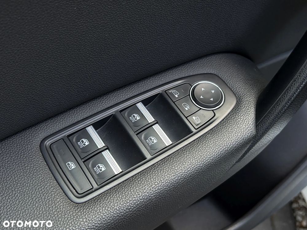 Renault Captur TCe 100 BUSINESS EDITION - 32