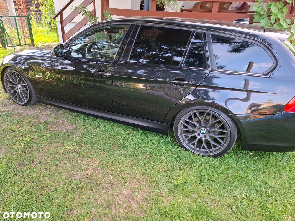 BMW 3 Series 2011 photo 2