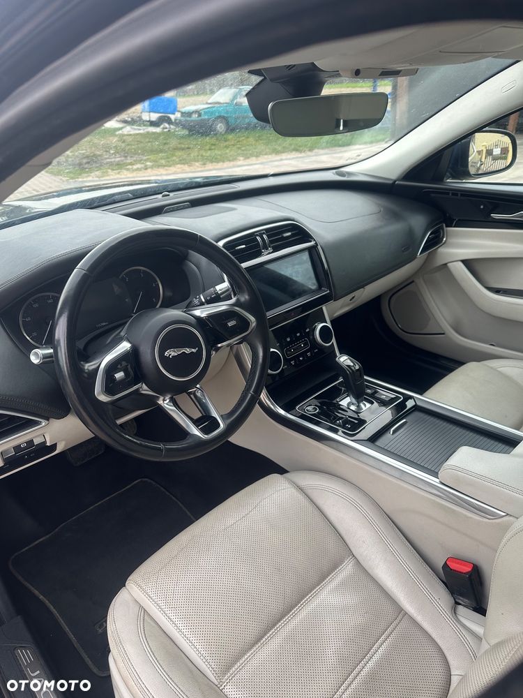 Jaguar XE - 6