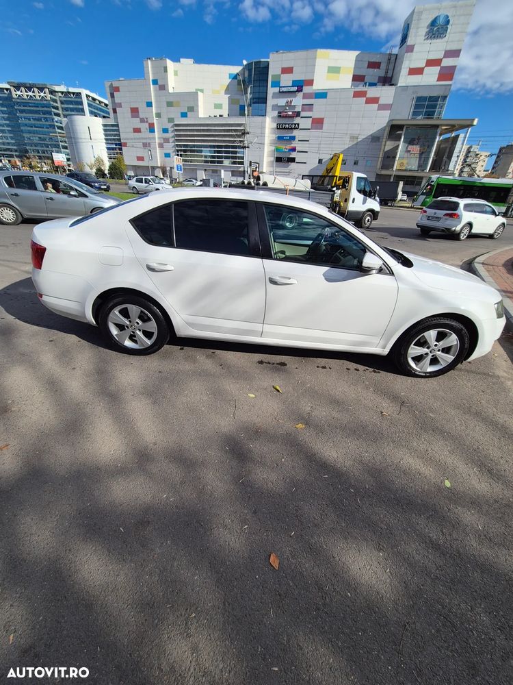 Skoda Octavia 1.6 TDI Ambiente DSG - 2
