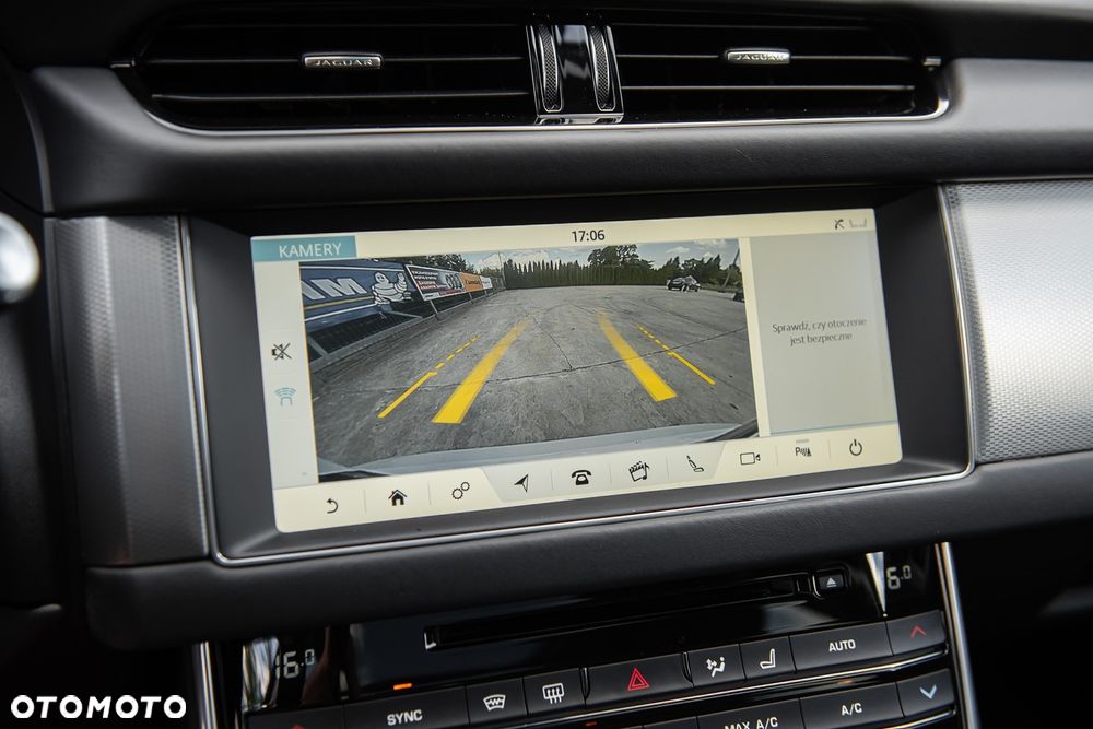 Jaguar XF 25d AWD Prestige - 24