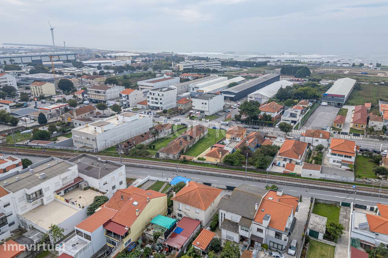 Terreno com 5 Artigos Urbanos – Areosa, Viana do Castelo