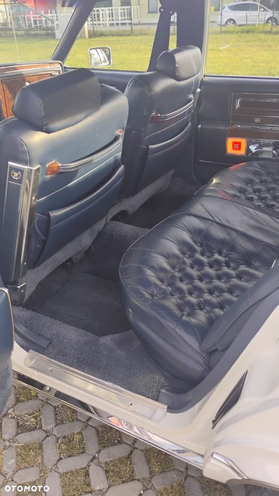 Cadillac Brougham - 17