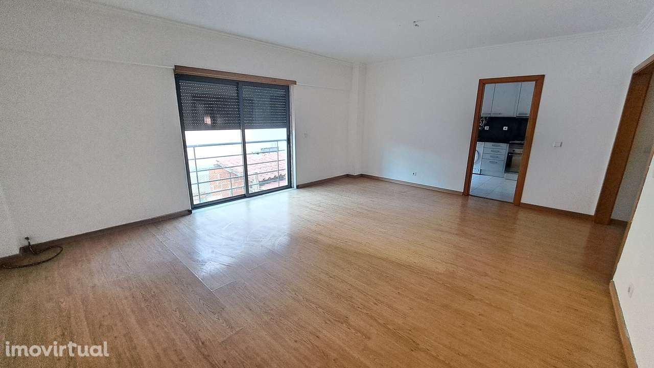 Apartamento T3 área total 145m2, 2 lugares estacionamento Brandoa - Grande imagem: 3/15