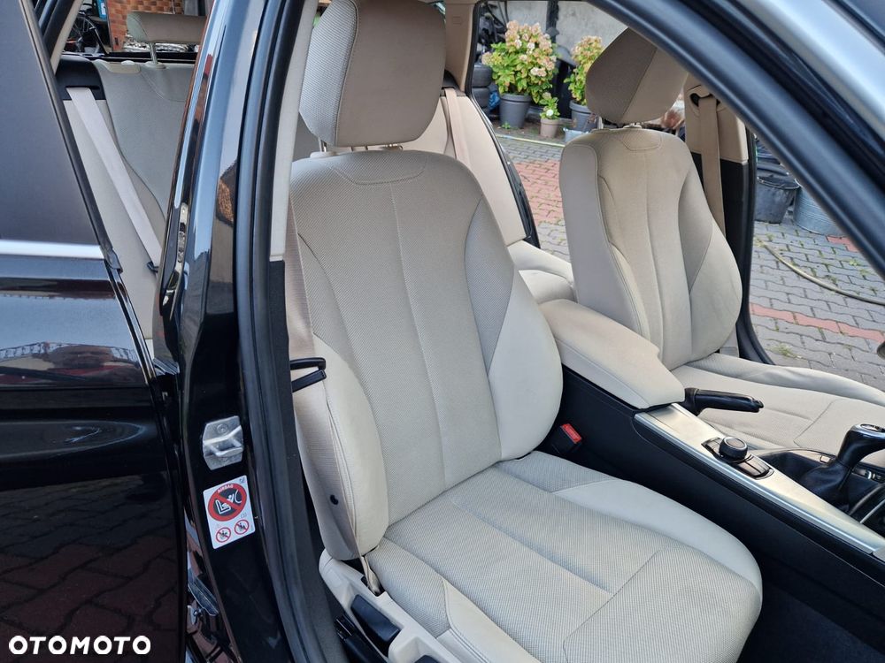 BMW Seria 3 320d Luxury Line - 22