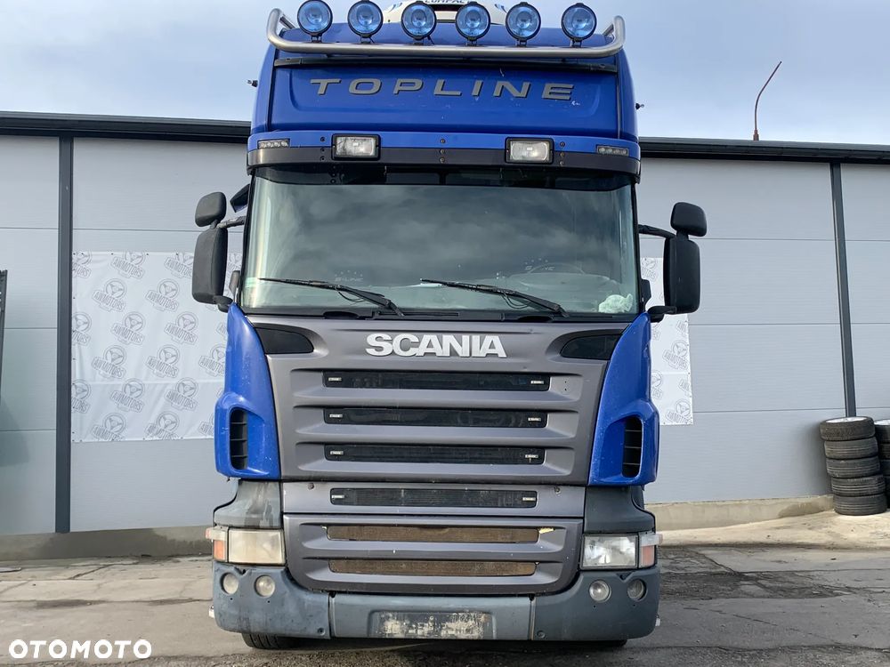 SCANIA R420 2003 *SAMOCHÓD NA CZĘŚCI* 3001 MASKA, LAMPA, DRZWI, LUSTERKO, ZDERZAK, GRILL, BŁOTNIK, KLAPA, BELKA, DESKA, FOTELE, KANAPA, ĆWIARTKA, KIEROWNICA, TARCZE, ZACISKI, ZAWIESZENIE, KOMPLETNY PRZÓD, KOMPLETNY TYŁ, LICZNIK, ZEGARY, PRAWE LEWE PRZÓD TYŁ - 1