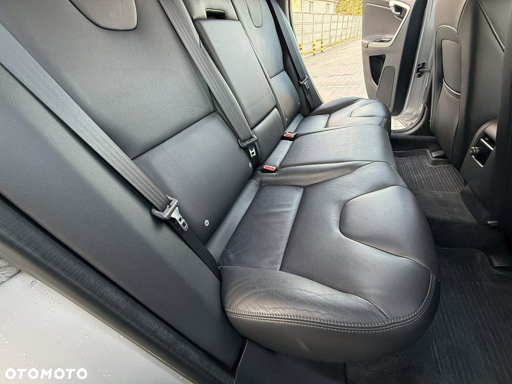 Volvo XC 60 D4 Momentum Pro - 11
