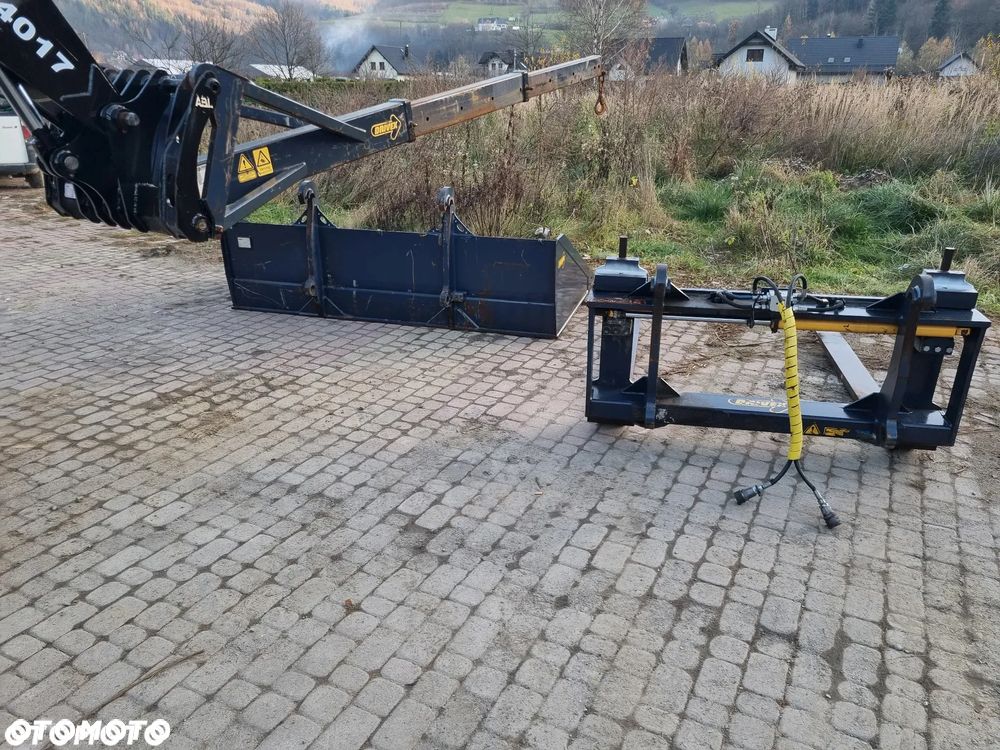 Haulotte HTL 4017 Ładowarka Teleskopowa Dźwig 17m. z Bocianem 22m. Łyżka szufla. widły z Hydraulicznym posuwem! Maszyna z Komuny Norweskiej! Jak Nowa z Salonu. DEKRA aktualna na cały osprzęt! Kamera + szybkozłącze! Bocian 5m. Szybka wolna jazda! Pełna Dokumentacja Serwisowa! Opony zero zużycia! Zero luzów i wycieków! Stabilizatory 2ośie. Wielka Okazja 3430 mtg! Webasto. Gniazdo 220v. Bogata Wersja Norweska - 3