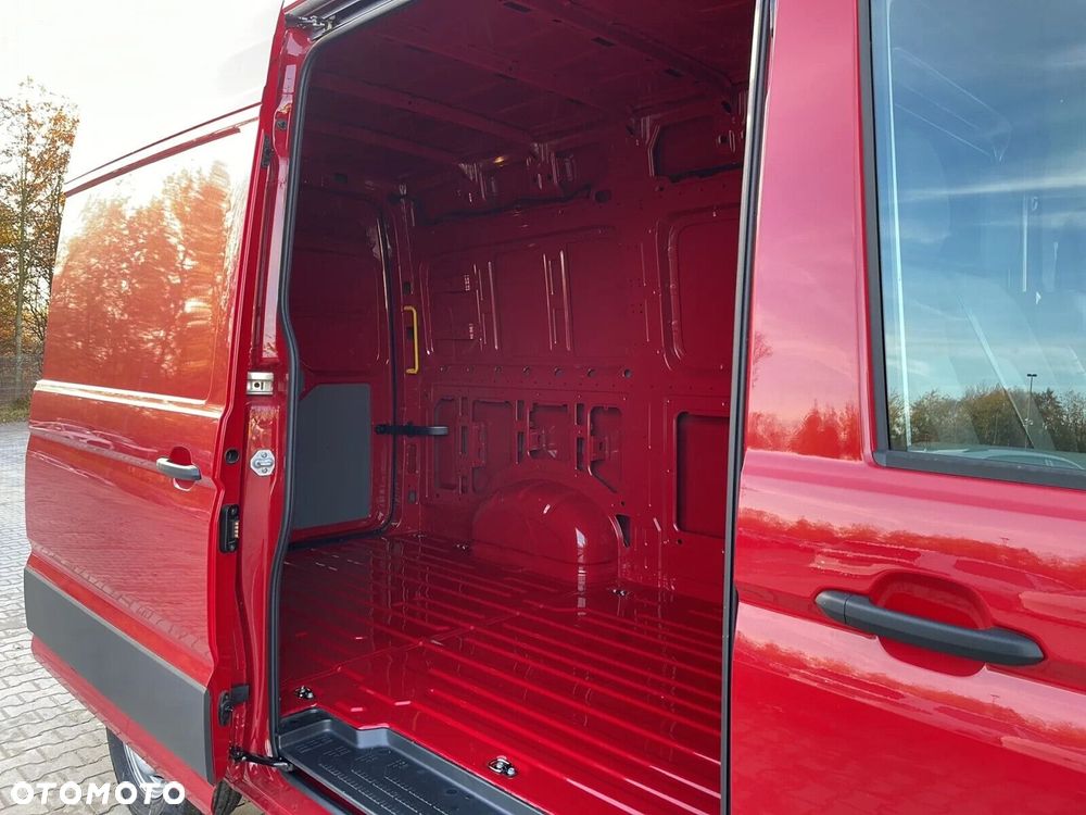 Volkswagen Crafter 35 Furgon z wysokim dachem silnik: 2,0 l EU6 177 KM automatyczna r. o.: 3640 mm - 21