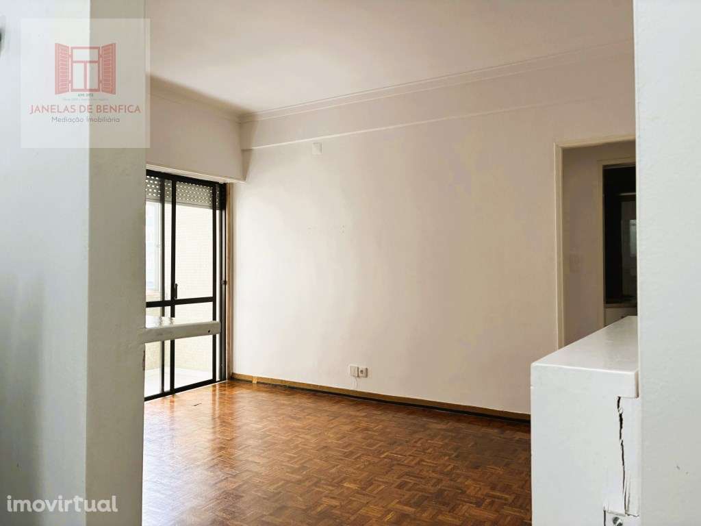 T1 com varanda fechada, R. Mariano Pina - Grande imagem: 4/17