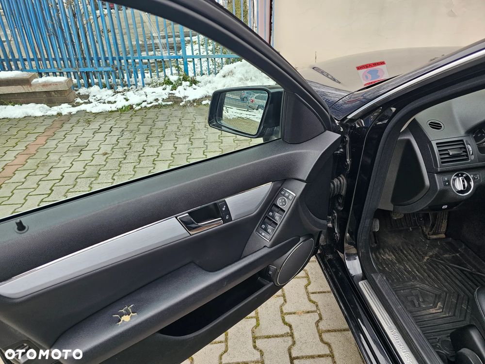Mercedes-Benz Klasa C 180 CGI BlueEFFICIENCY Avantgarde - 23