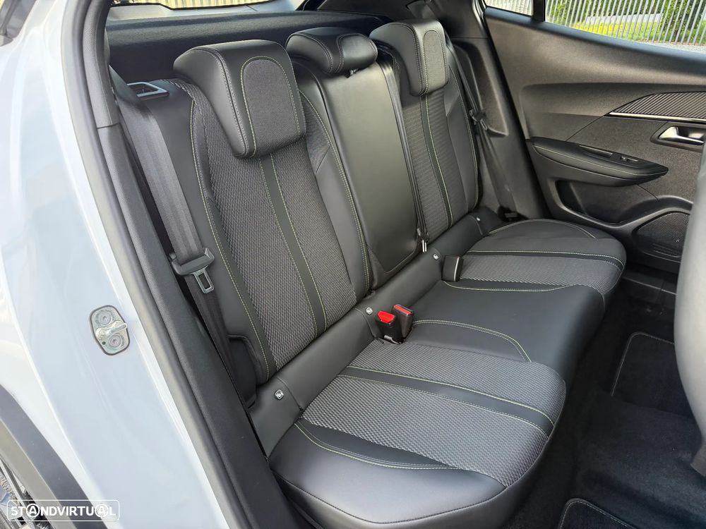 Peugeot 2008 1.2 PureTech GT EAT8 - 17