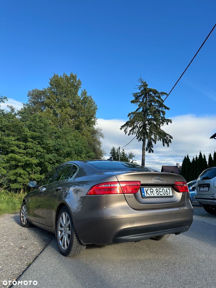 Jaguar XE 2.0 T Prestige - 3