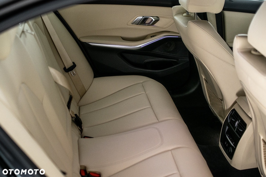 BMW Seria 3 330i GPF xDrive - 12