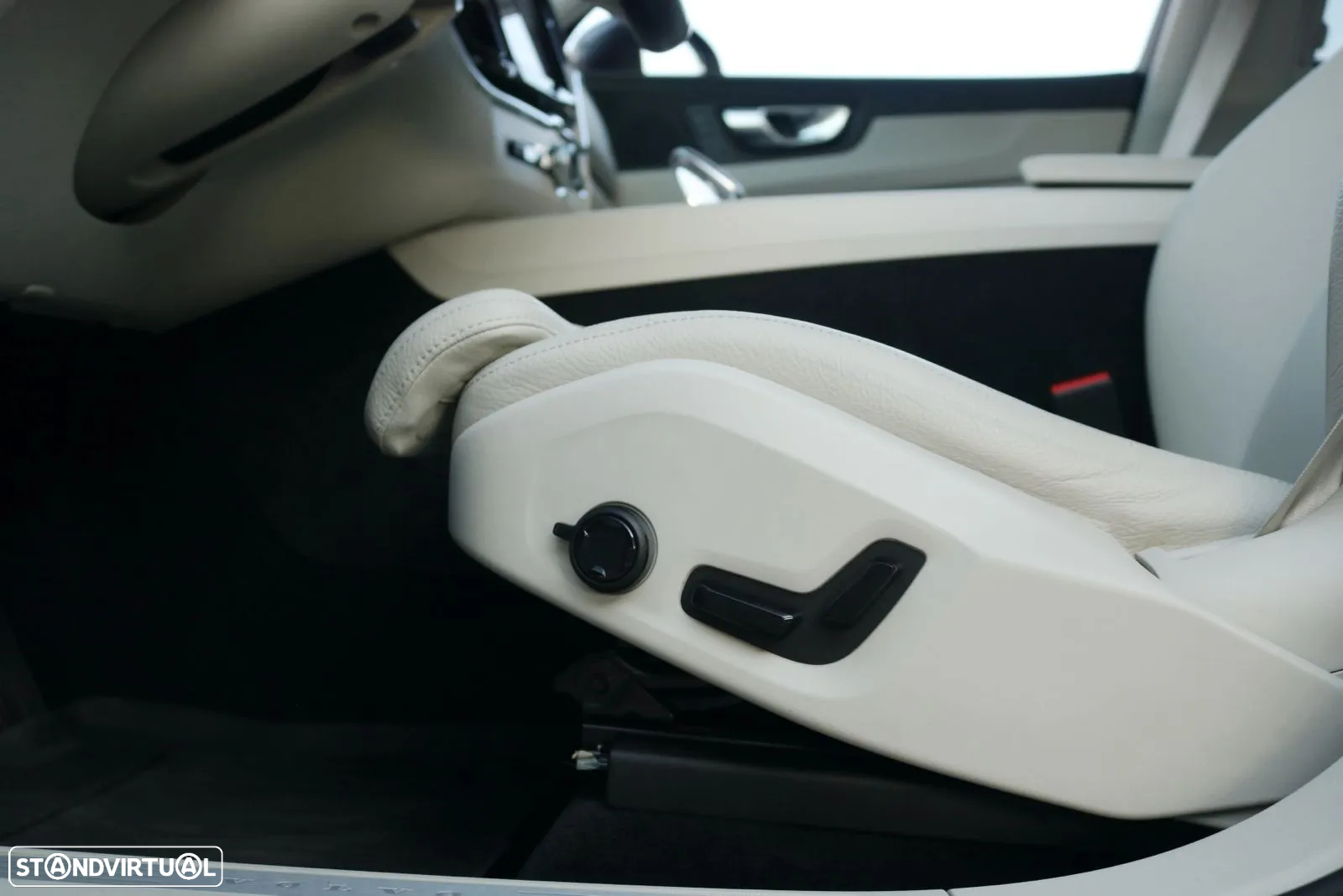 Volvo XC 60 2.0 T6 PHEV Inscription Expression AWD - 24