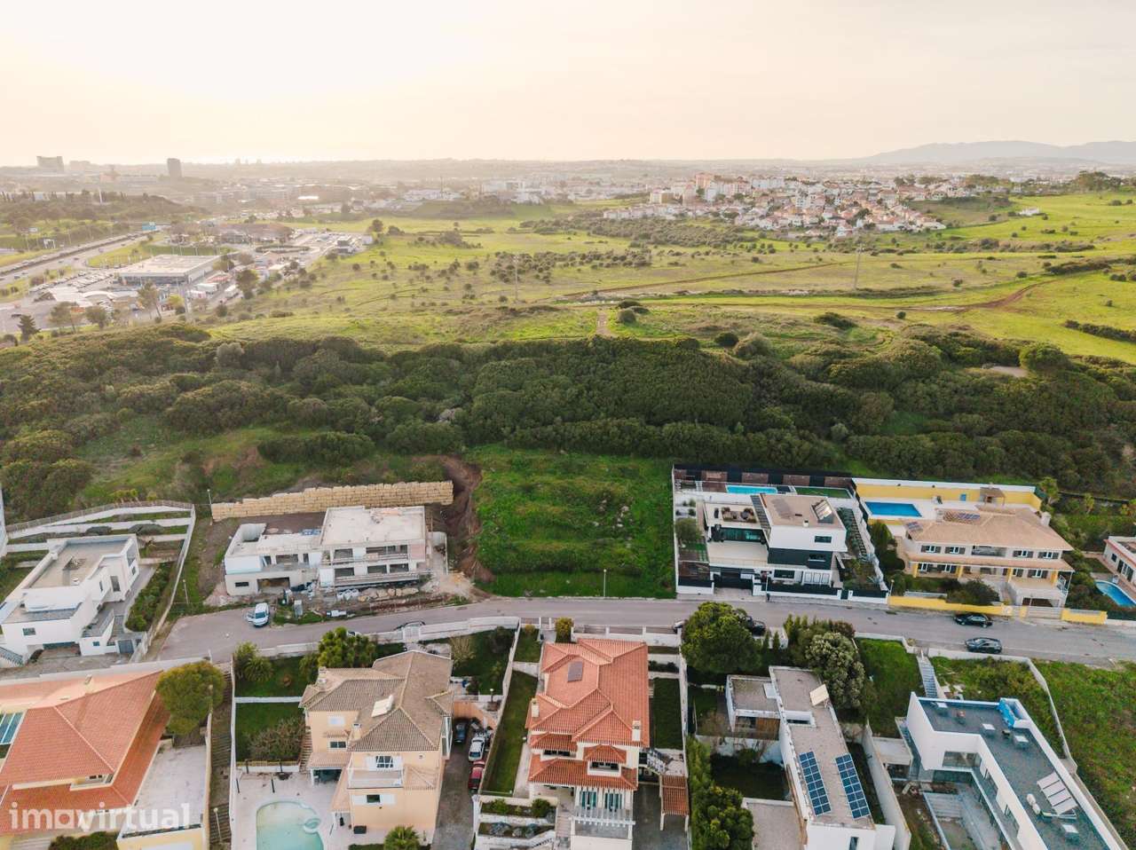 Terreno Urbano com 870 m2 na Quinta da Moura em Oeiras - Grande imagem: 4/17