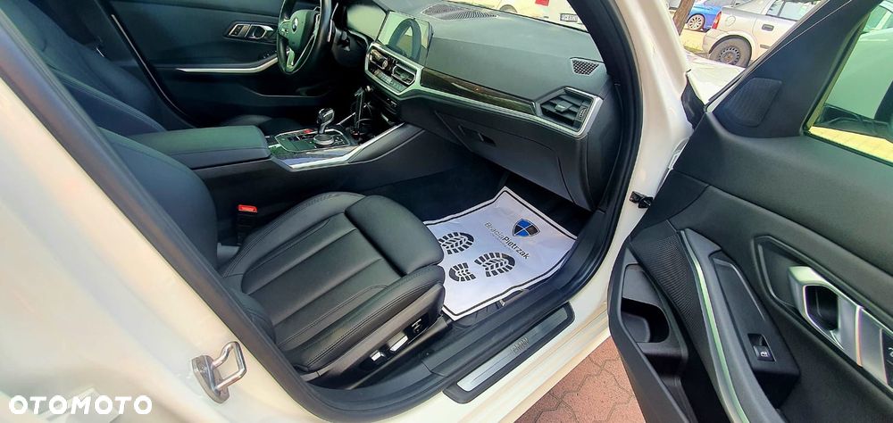 BMW Seria 3 330i Sport Line - 12