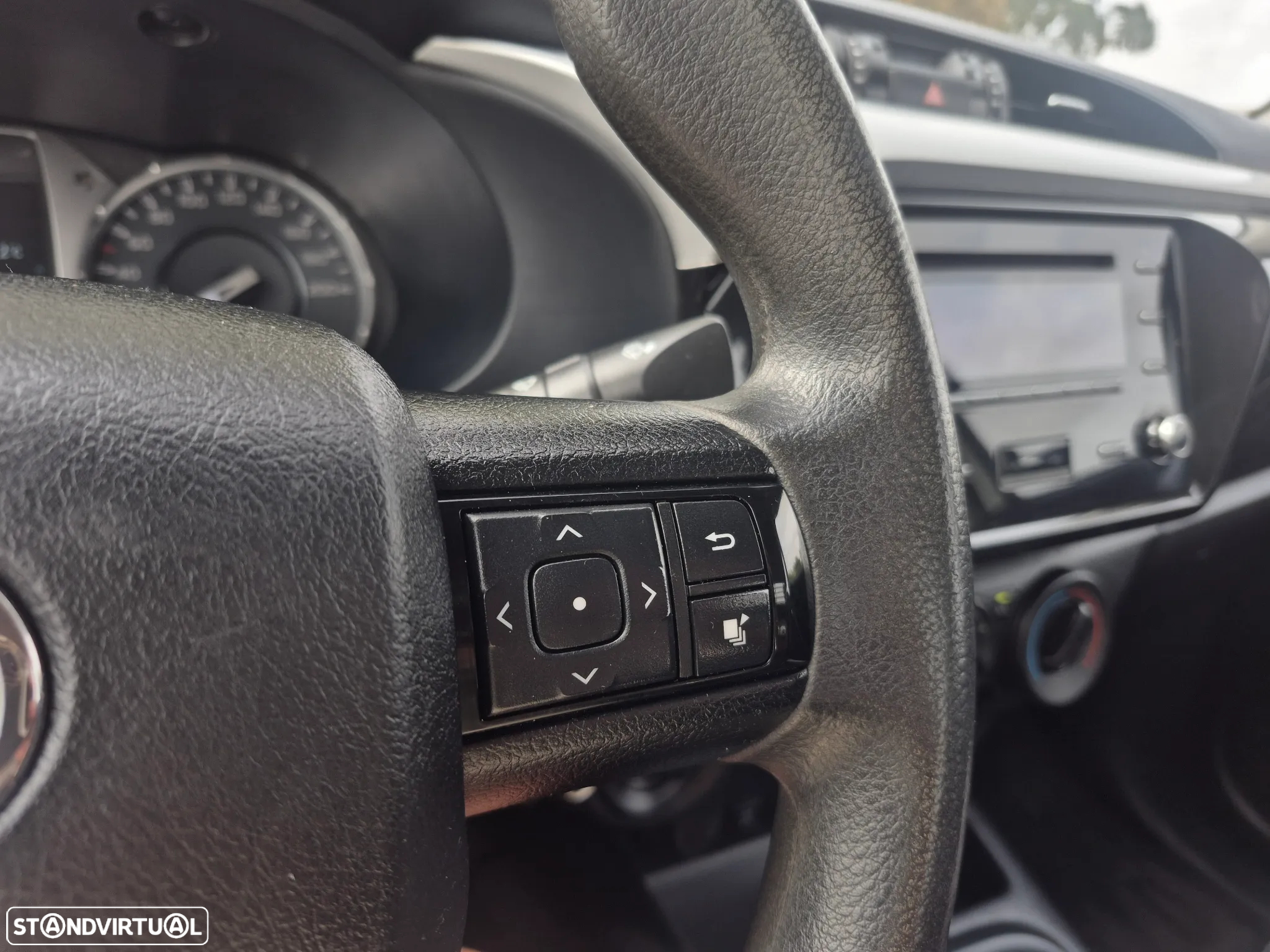 Toyota Hilux 2.4D-4D 4X4 - 2024 - 5 LUGARES - 12.000KM - 17