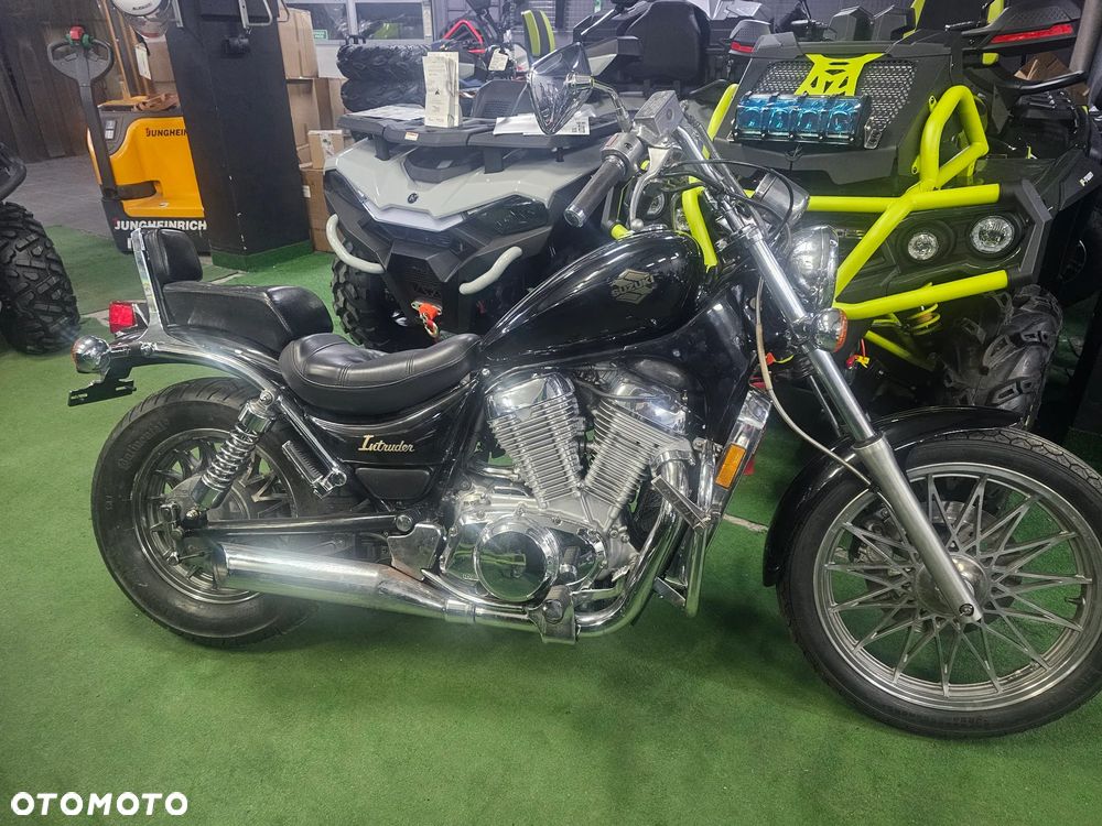 Suzuki Intruder - 1