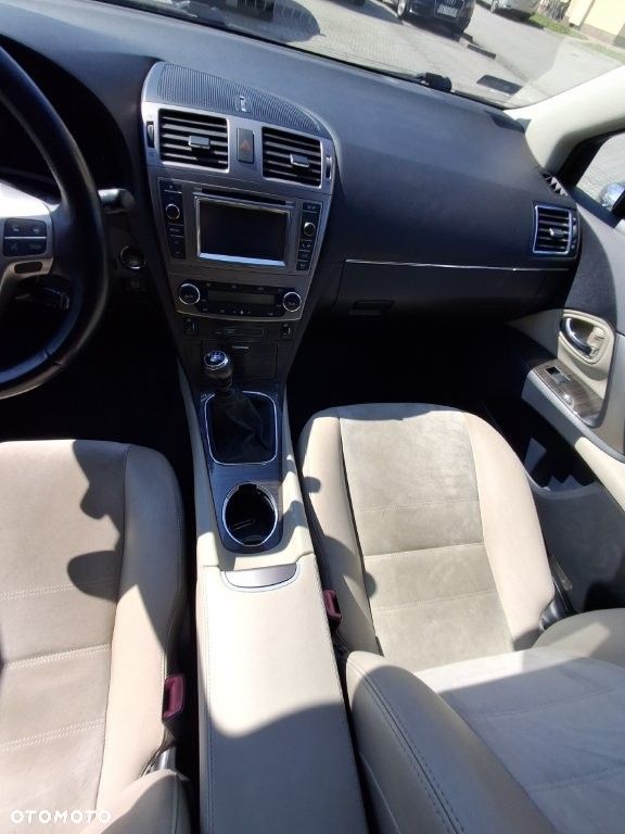 Toyota Avensis 1.8 Premium - 11