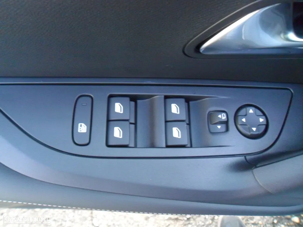 Peugeot 2008 1.2 PureTech Allure Pack - 17