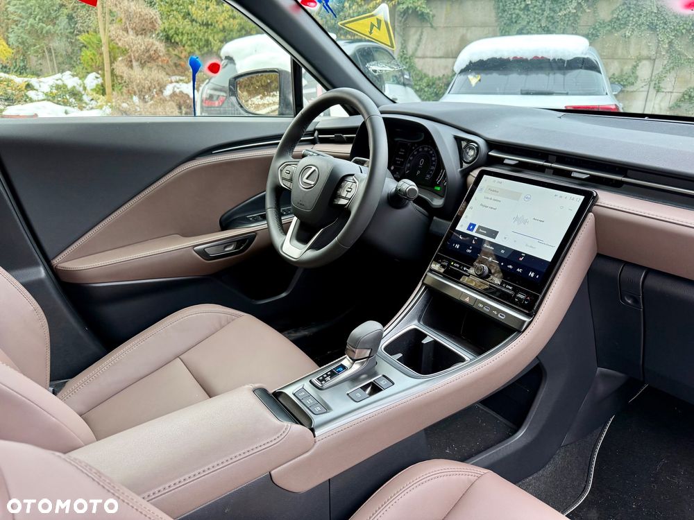 Lexus LBX FWD Emotion - 23