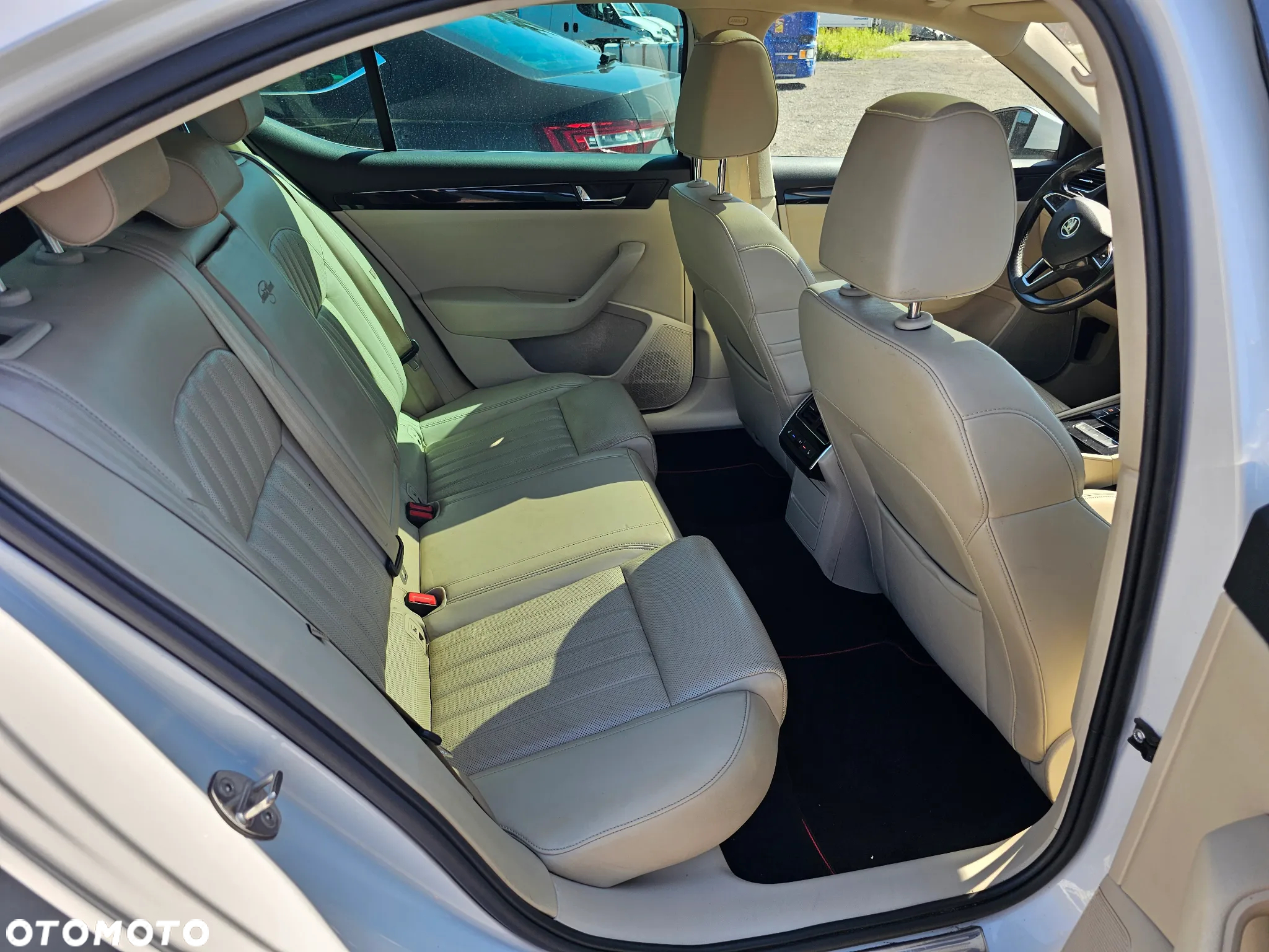 Skoda Superb 2.0 TDI L&K DSG - 14