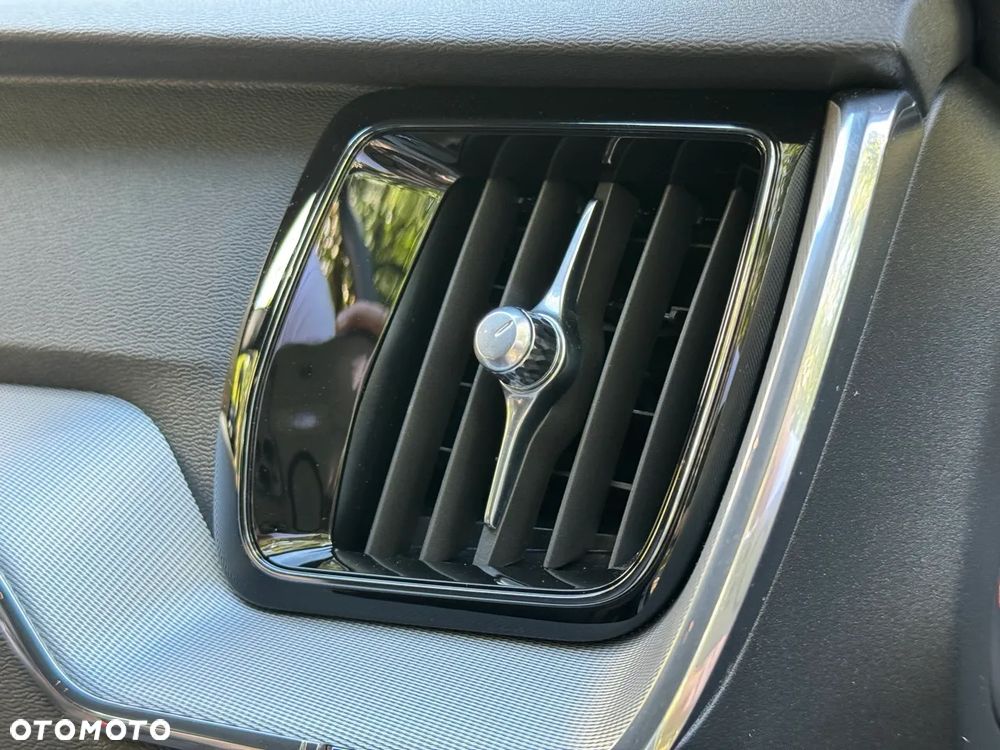Volvo XC 60 B5 D AWD R-Design - 21