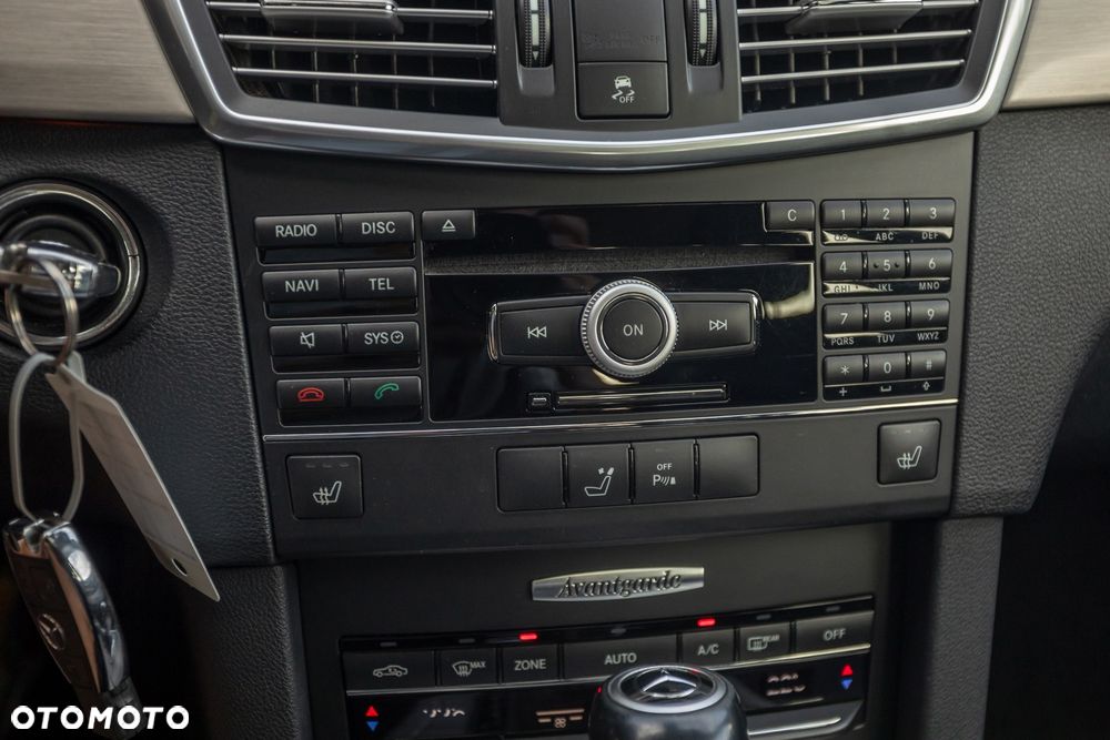 Mercedes-Benz Klasa E 250 BlueEFFICIENCY 7G-TRONIC Avantgarde - 27
