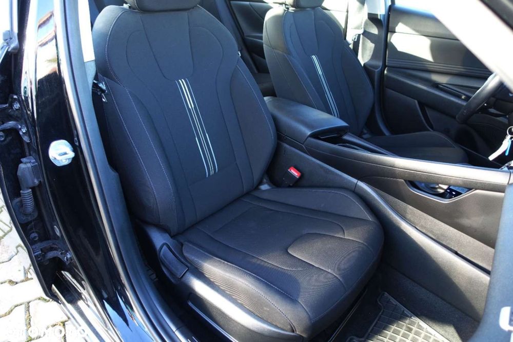 Hyundai Elantra - 24