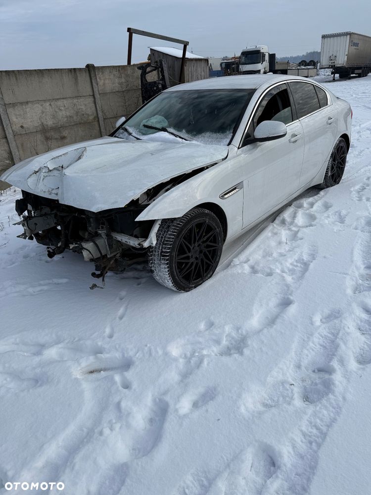 Jaguar XE 2.0 D Prestige - 5