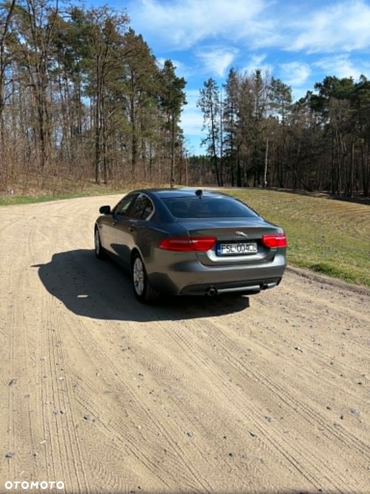 Jaguar XE 25t AWD Prestige - 6