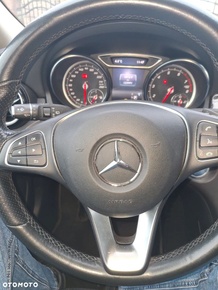 Mercedes-Benz GLA 200 7G-DCT - 11