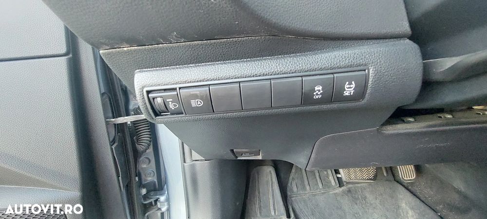 Toyota Corolla Sedan 1.8 HSD Business - 11