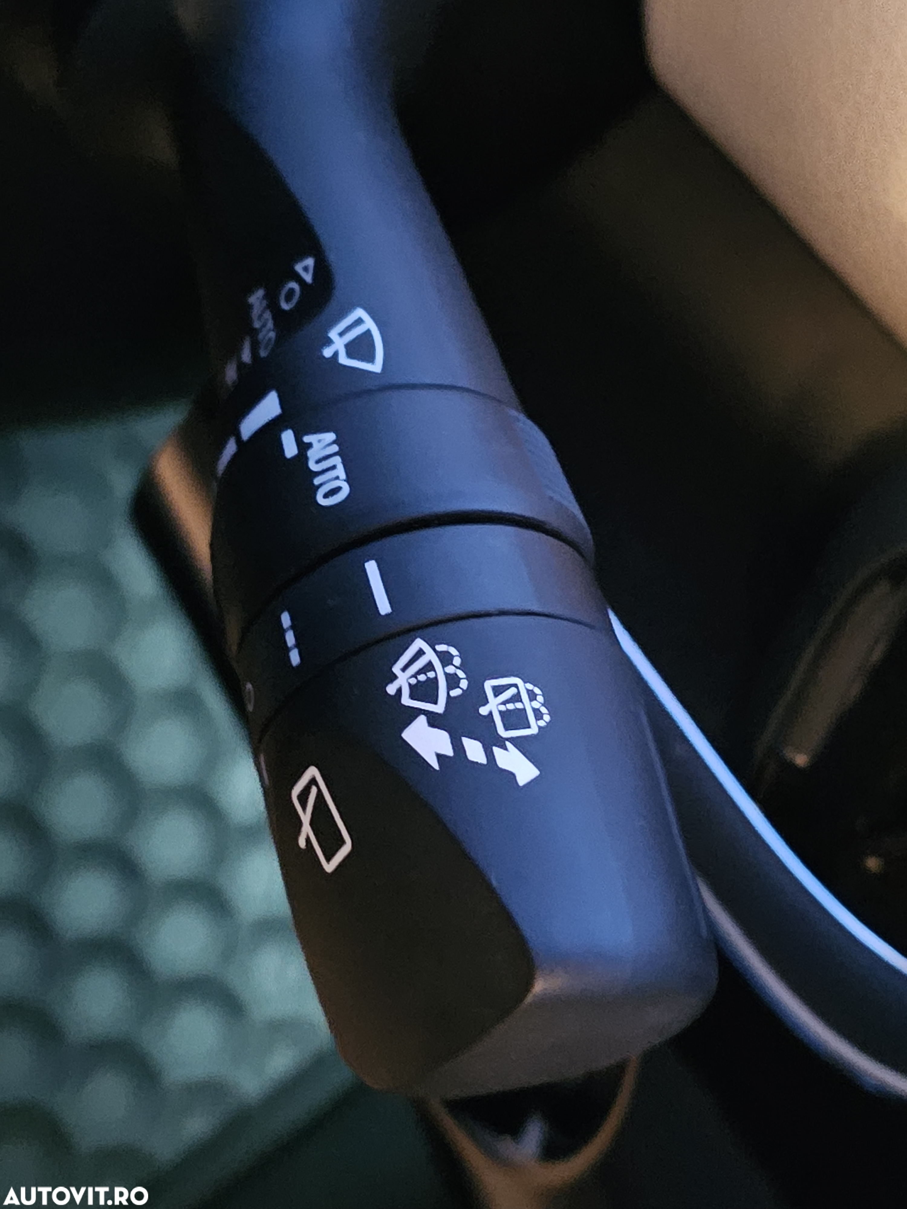 Toyota Prius 1.8 HSD Exclusive Plus - 31