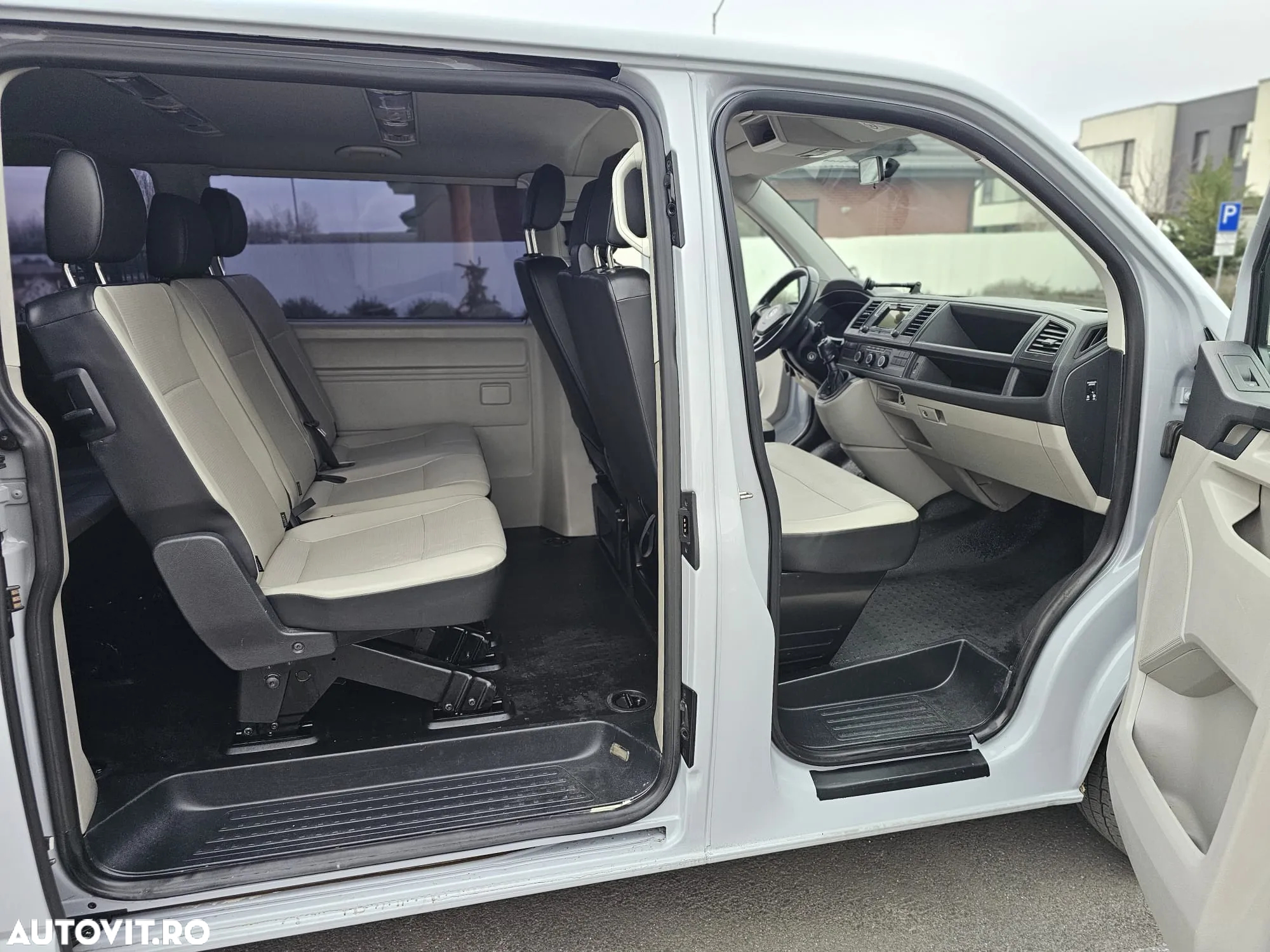Volkswagen Caravelle - 13