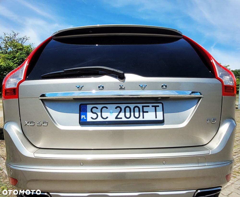 Volvo XC 60 T5 R-Design Momentum - 2