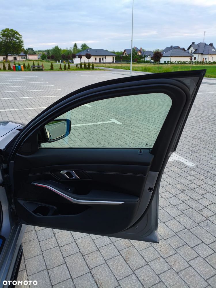 BMW Seria 3 320d xDrive mHEV - 23