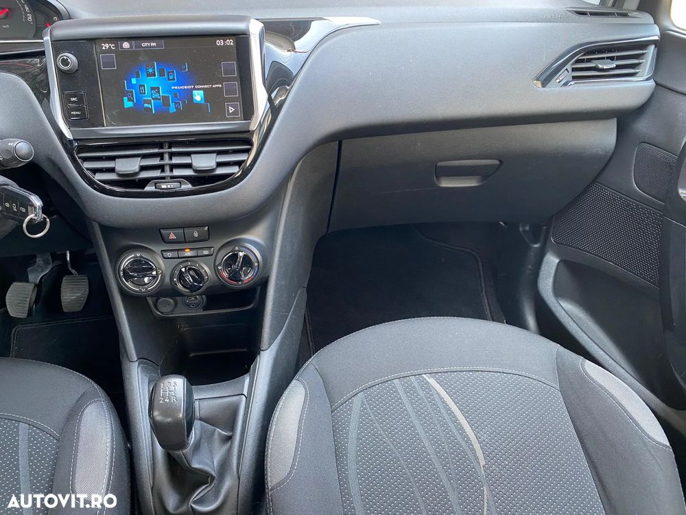 Peugeot 208 - 8